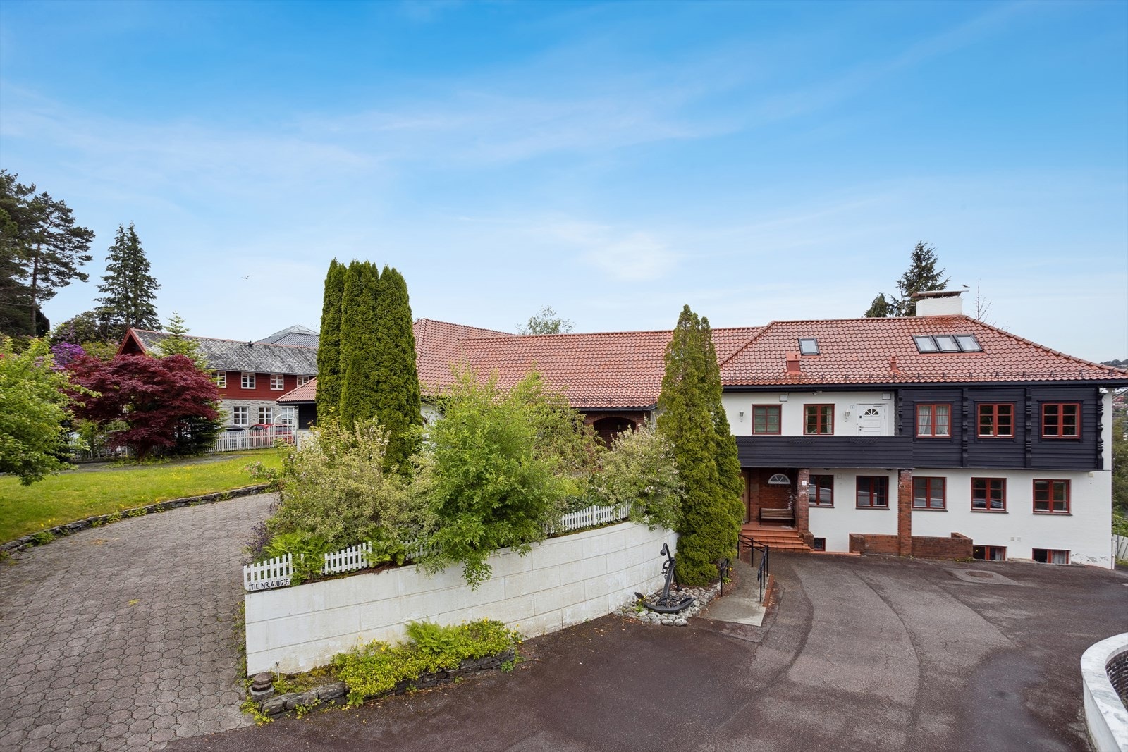 Innkjørsel til eiendommen. Meget god parkering. Galleribilde