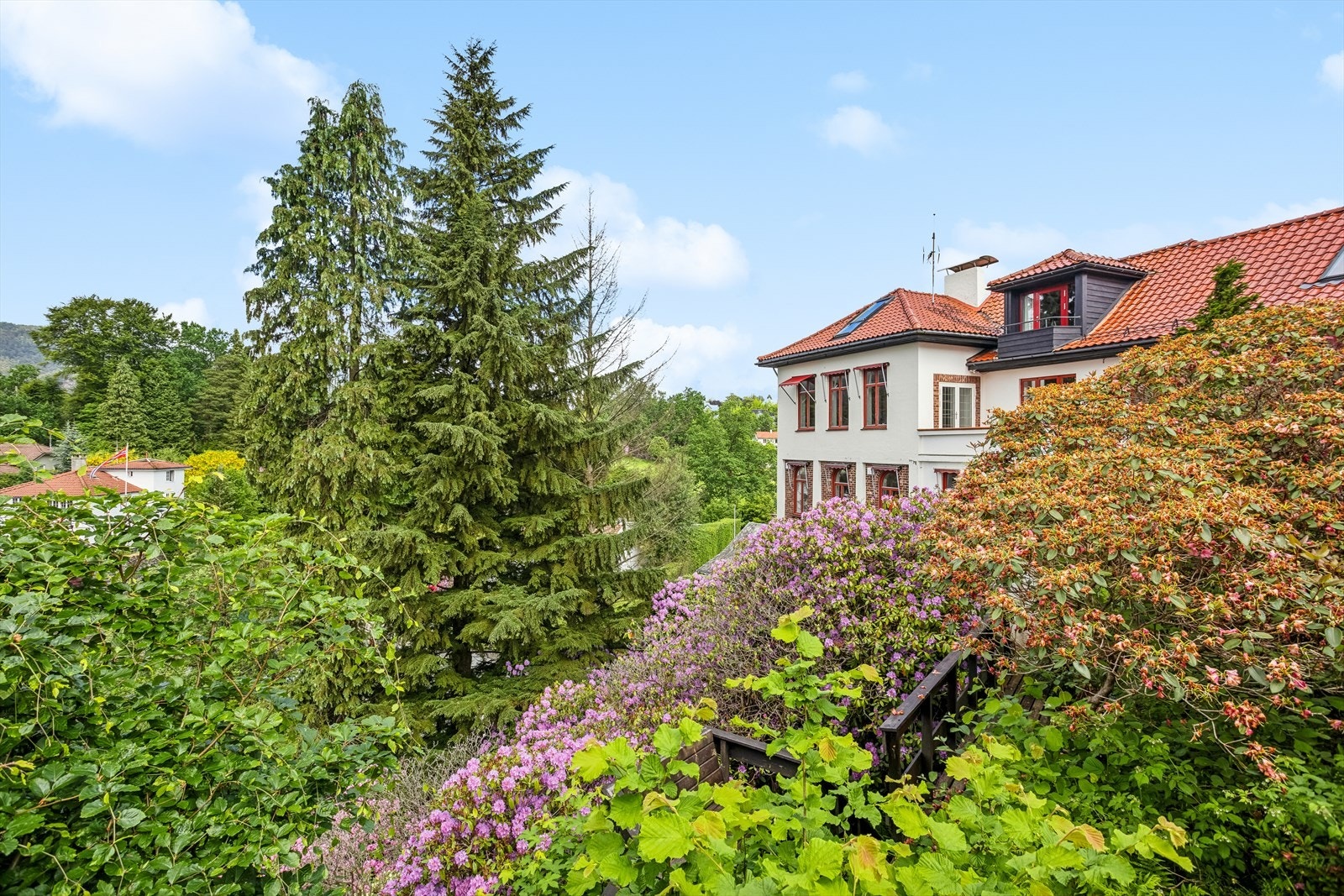 En staselig eiendom. Perfekt som generasjonsbolig for en familie som og har bruk for kontor. Galleribilde