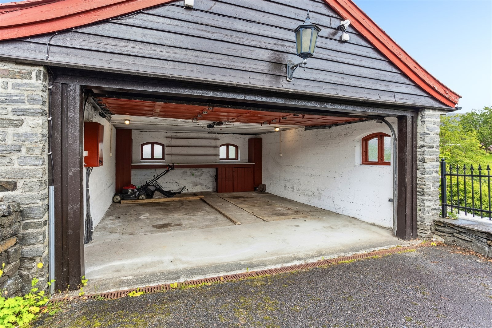 Det er og en dobbel garasje ved innkjørsel til eiendommen. Galleribilde