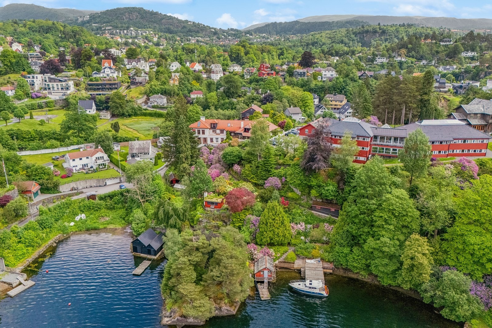 Eiendommen midt i bildet, nedover ses uthus, sjøhus og brygge. Galleribilde