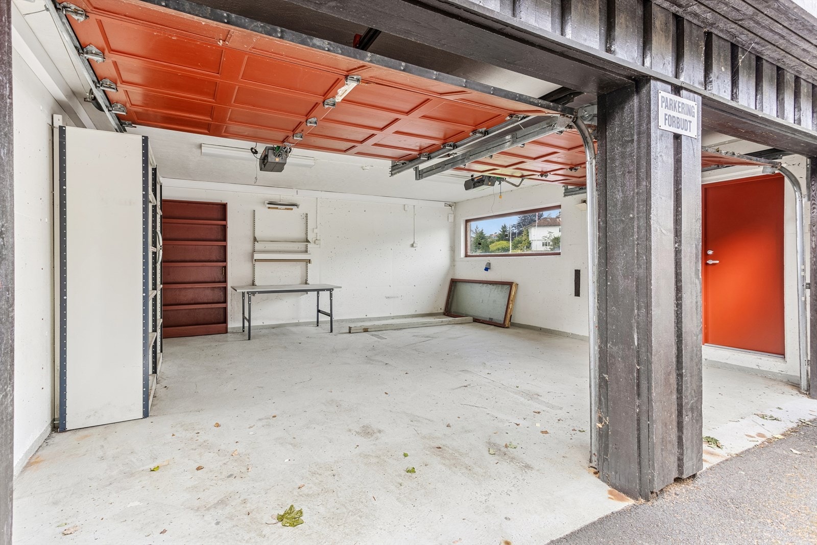 Dobbel garasje og bod bak den. Galleribilde