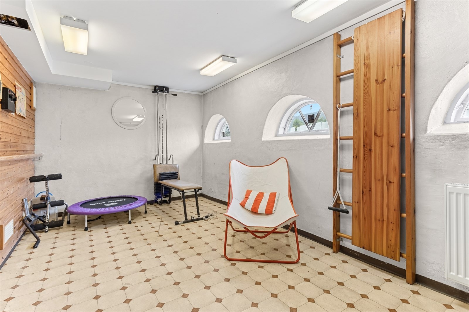 Et rom i kjeller i gamle delen har trimrom, badstu og badeavdeling. Galleribilde