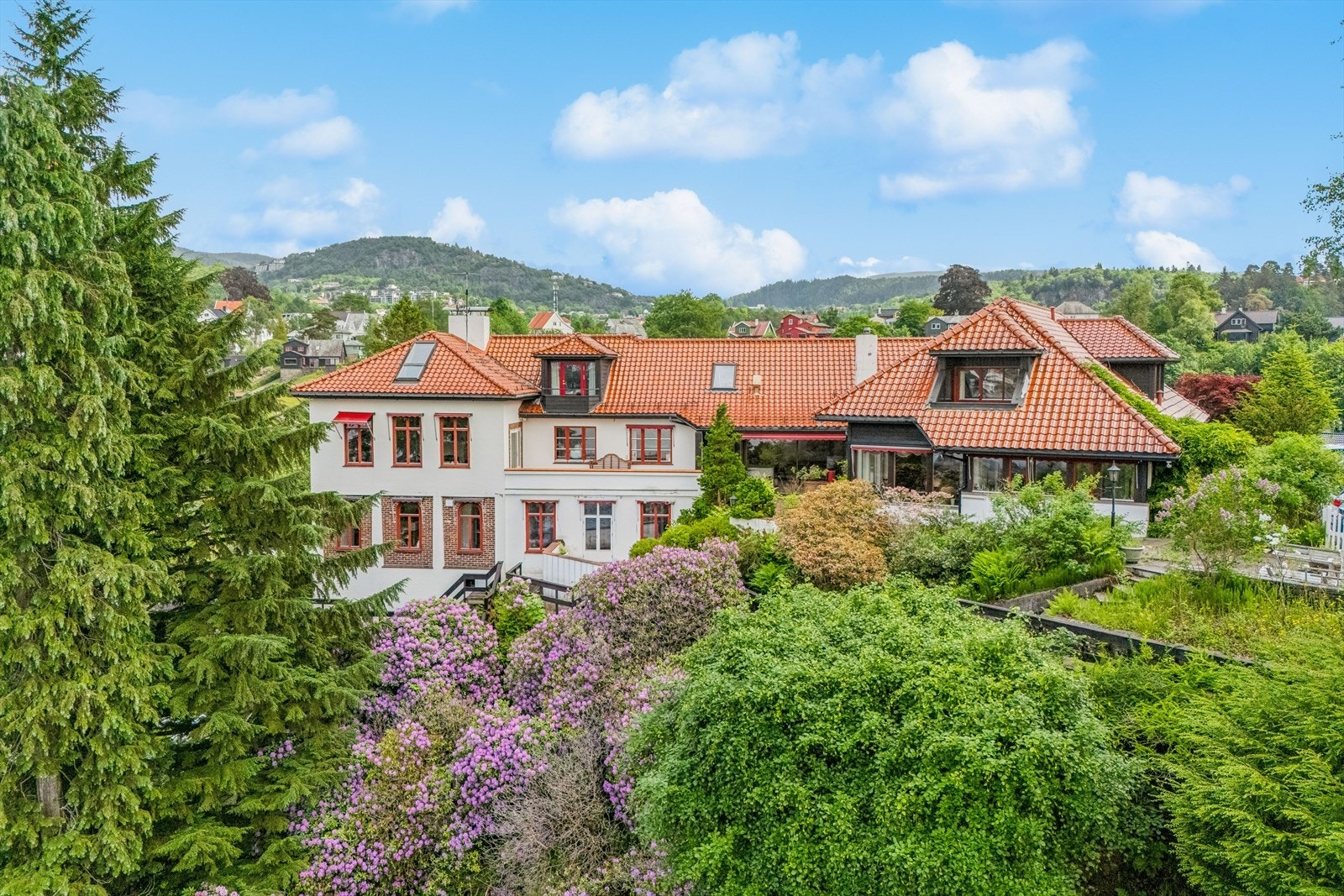 Vakker fasade på eiendommen. Glassert takstein. Galleribilde