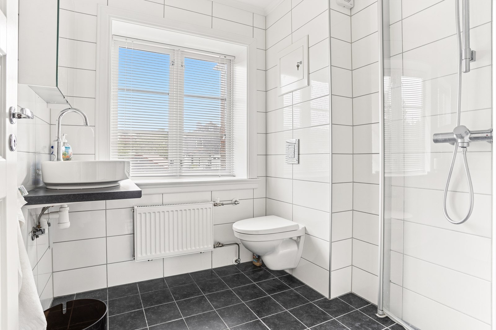 Nytt baderom i den eldste delen i 1. etasje nr. 8. Galleribilde