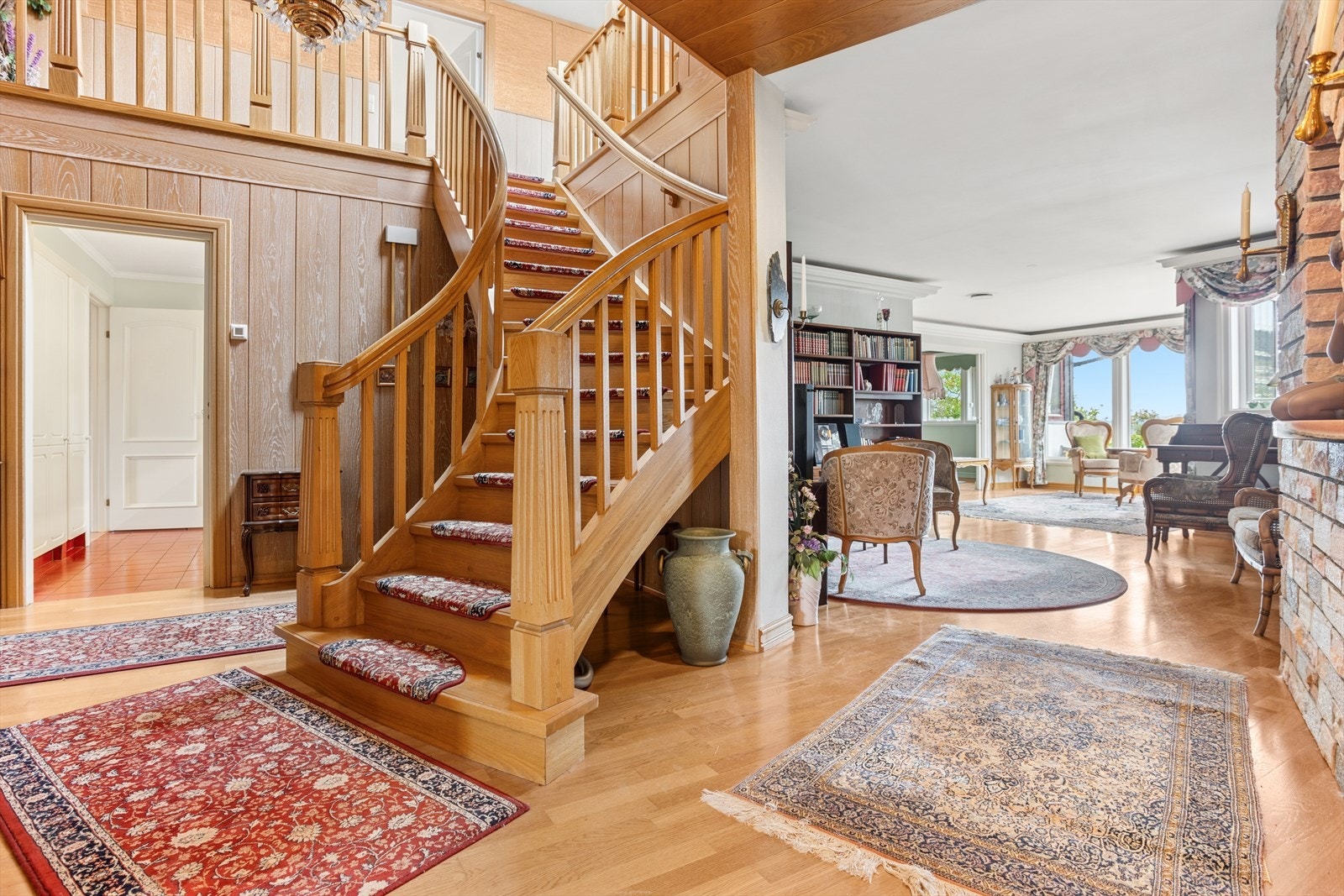 Gang og trapp til andre etasje i det nyeste bygget. Galleribilde