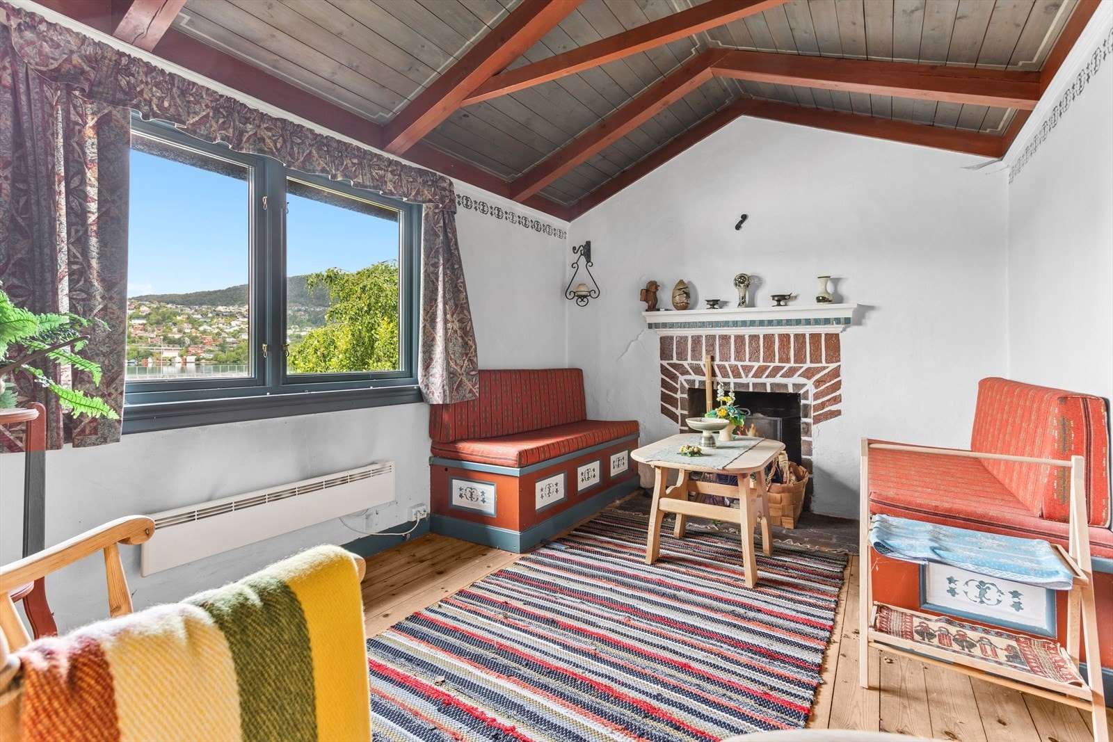 Et koselig historisk bygg på eiendommen. Eier har mye informasjon om tidligere eiere, og historikken på eiendommen. Galleribilde