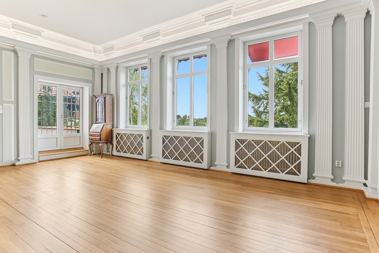 Stue med gammel og ærverdig stil. Utgang til terrasse og gjennomgang til den nyere delen. Galleribilde