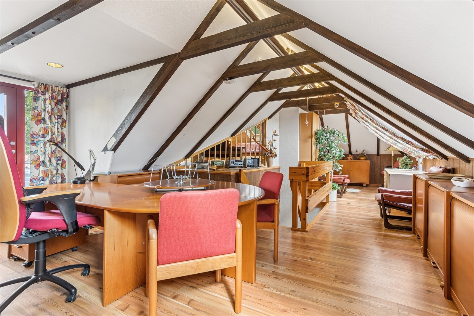 En meget innholdsrik eiendom som er perfekt som generasjonsbolig, eller som kombinert bolig og privat firma. Loftstue i nr. 6. Galleribilde