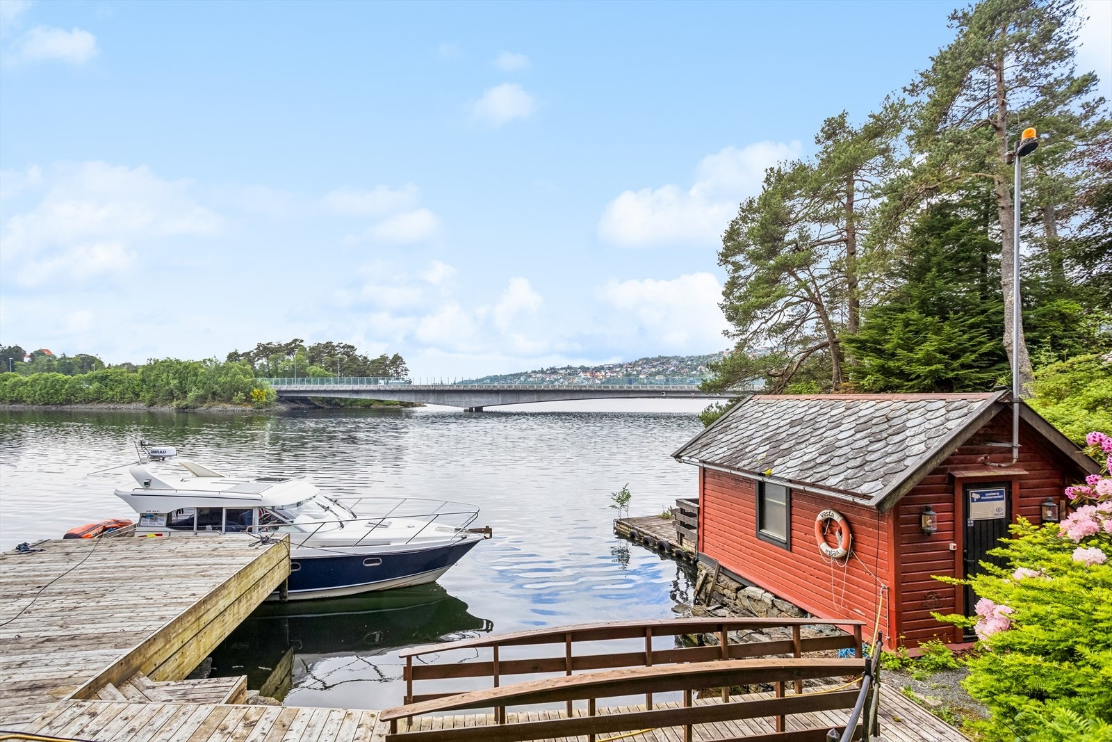 Lang sjølinje mot Nordåsvannet, kai med gode dybdeforhold. Sjøhus og bod til høyre i bildet. Galleribilde