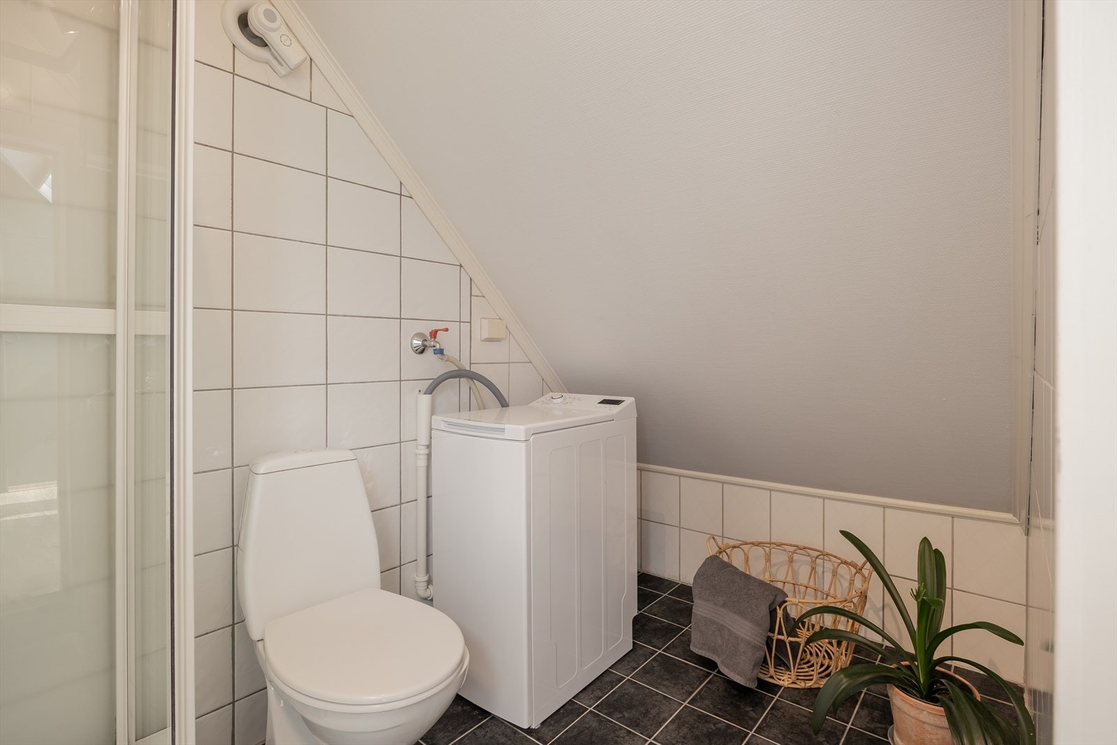 Badet er utstyrt med blant annet opplegg for vaskemaskin og dusjkabinett. Vaskemaskinen medfølger handelen. Borettslaget har en felles vaskekjeller med vaskemaskin og tørketrommel som alle beboerne kan bruke. Galleribilde