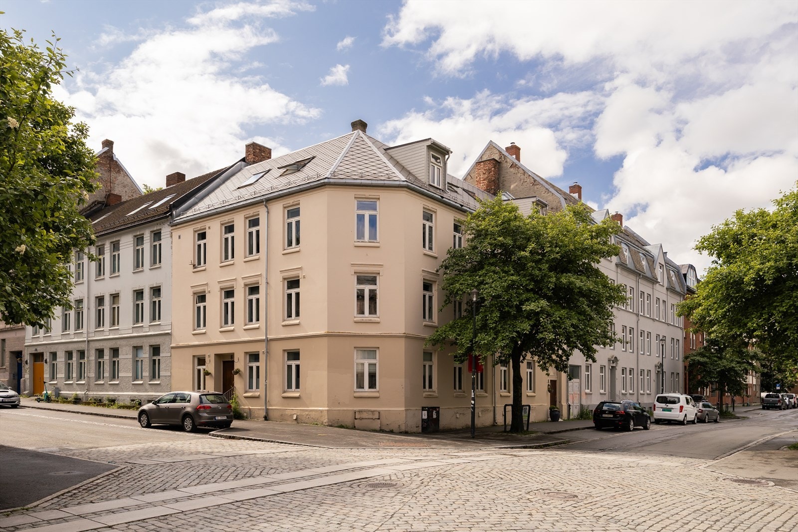 Det er mulighet for soneparkering i nærheten. Innherredsveien skal bli miljøgate. Dette vil redusere trafikken, forbedre forholdene for gående og syklende, gi flere kollektivmuligheter og bidra til oppgradering av infrastrukturen. Galleribilde