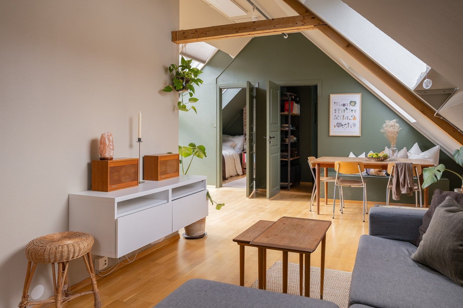 Leiligheten er svært arealeffektiv, med entré, stue og kjøkken som til sammen utgjør 35,5 m². Galleribilde