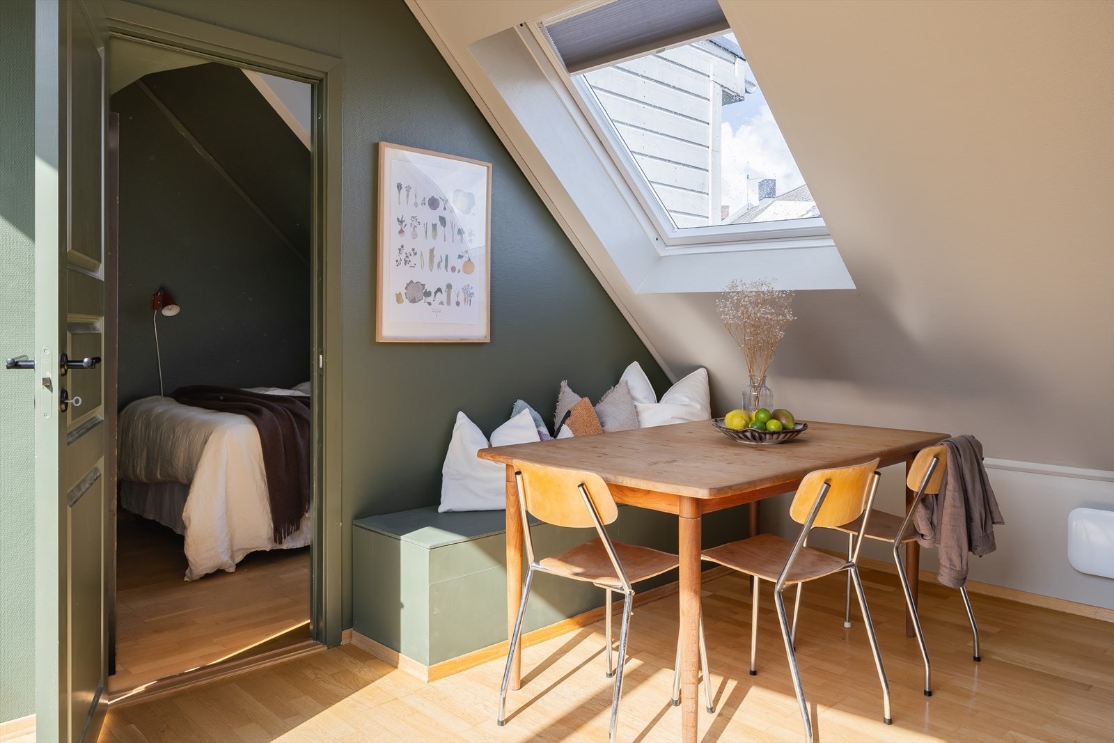 Leiligheten byr på to soverom hvor det ene på 5,6 m² og det andre på 6,2 m². Galleribilde