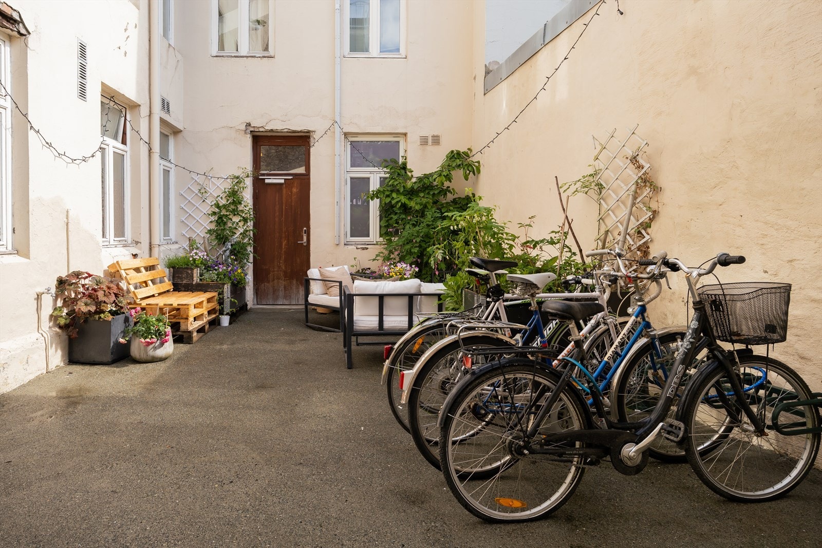 Borettslaget har sykkelparkering rett utenfor inngangspartiet og hyggelig sittegruppe som kan brukes av beboerne. Galleribilde