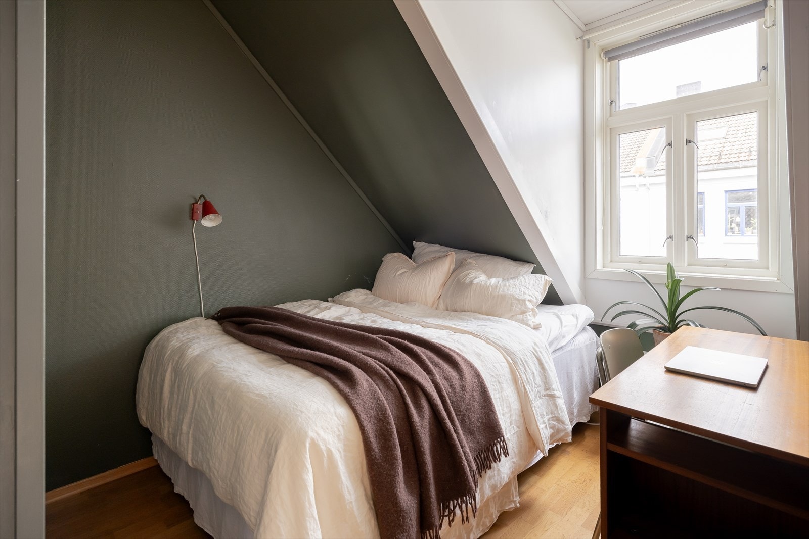 Soverom på 6,2 m². Begge soverommene har store vinduer som slipper inn rikelig med naturlig lys. Galleribilde