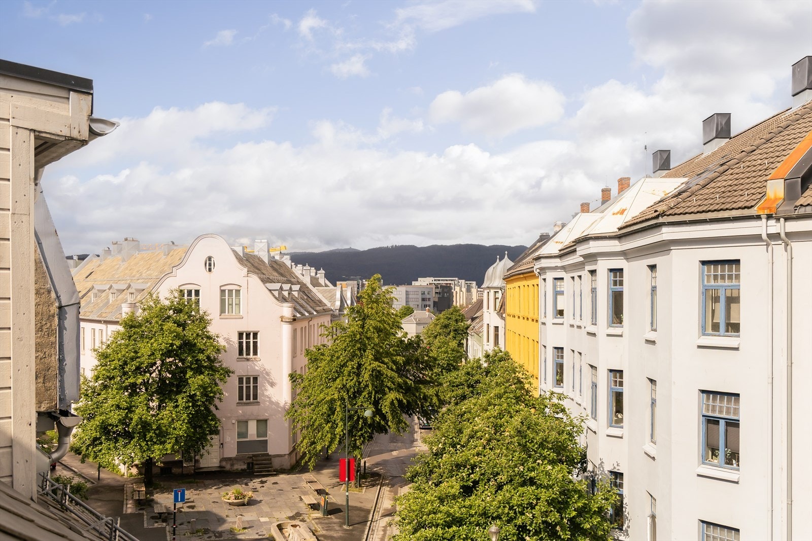 Utsikt ut mot gaten fra stuevinduet. Galleribilde