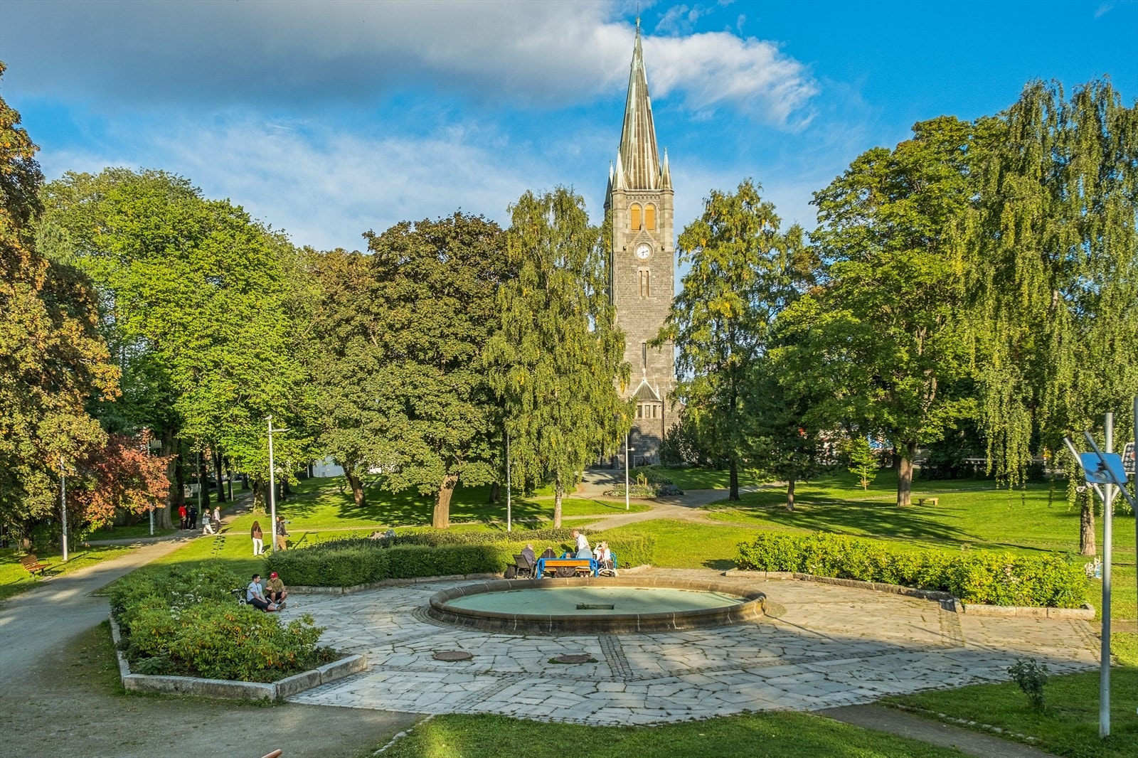 Lademopark ligger en kort gåtur unna leiligheten. Her kan man nyte varme sommerdager i parken. Galleribilde