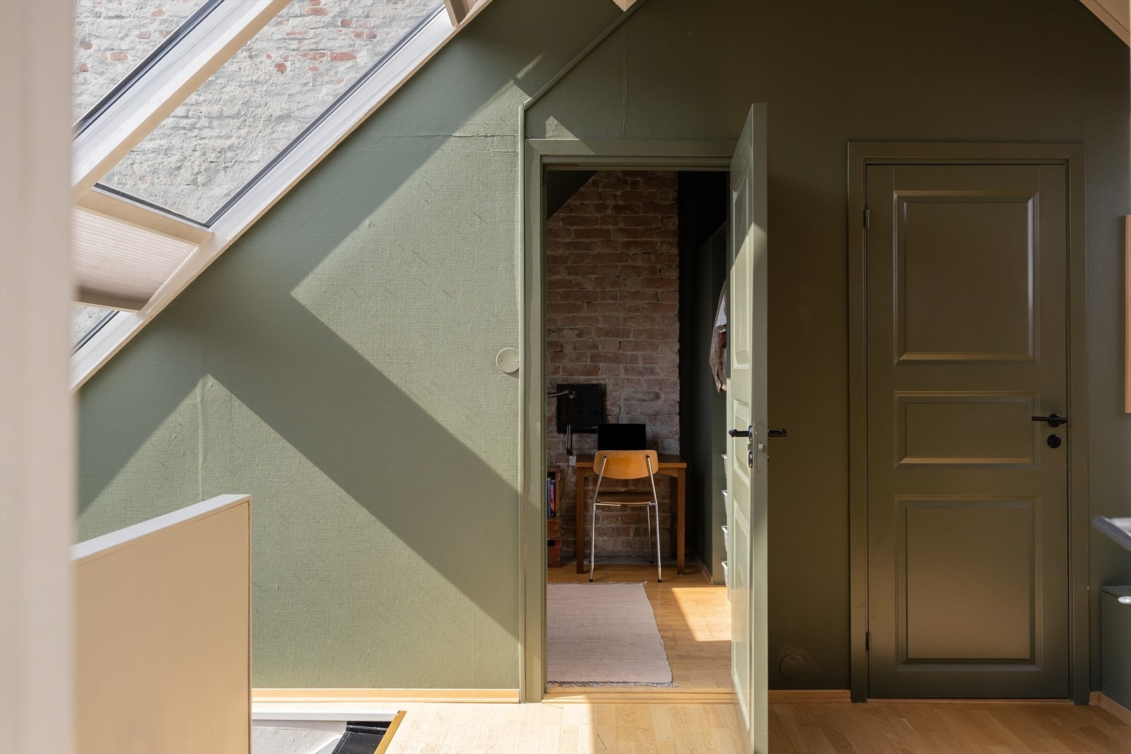 Det er blant annet oppsatt innebygd hylle i stuen, innkledning av gelender på toppen av trappen, installasjon av taklampe med trådløse brytere, samt maling av hele leiligheten i nyere tid. Galleribilde
