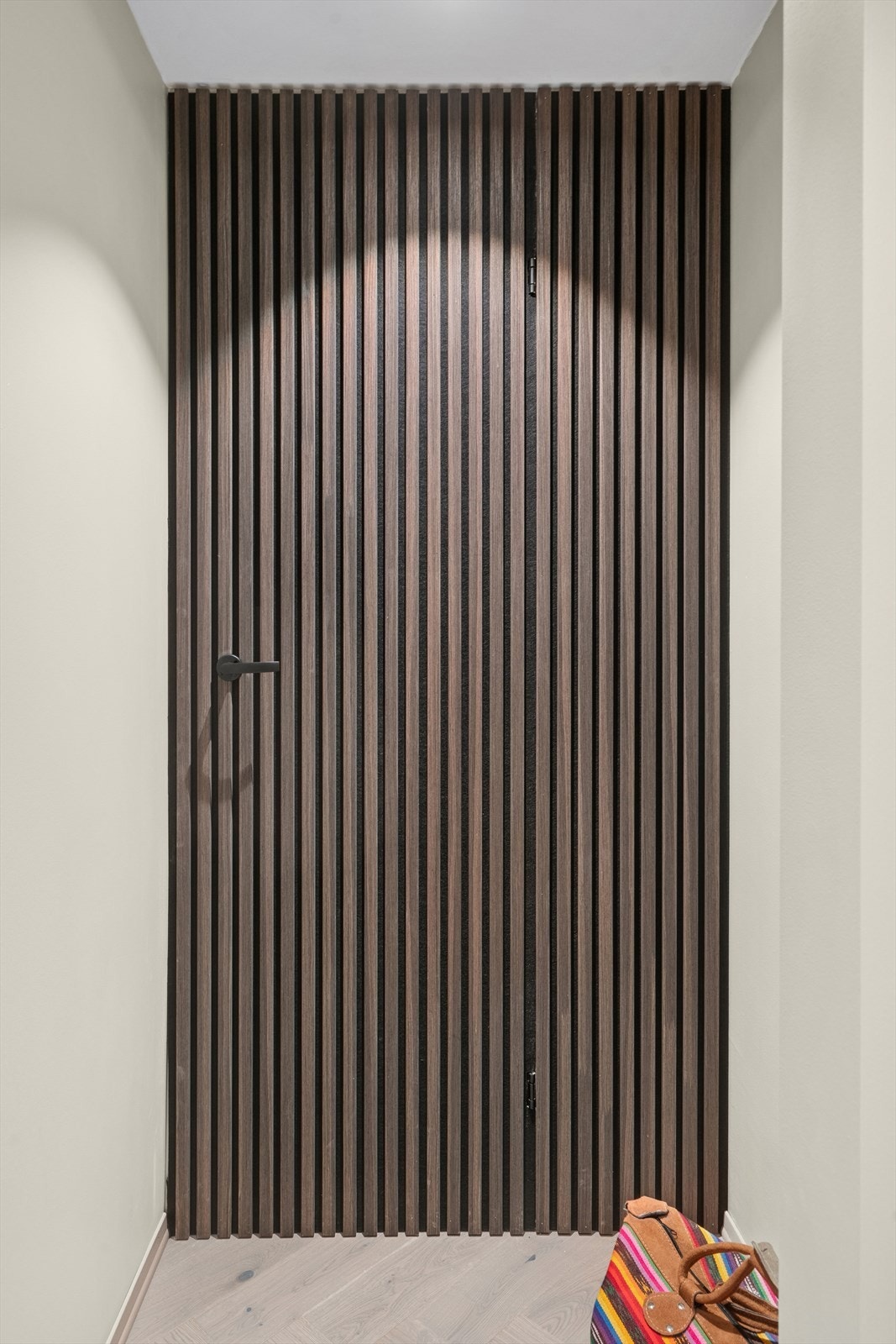 Ved inngangspartiet har man en bod eller garderobe. Galleribilde