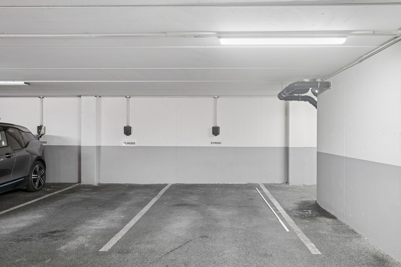 Fast parkeringsplass med montert ladeboks til el-bil. Galleribilde