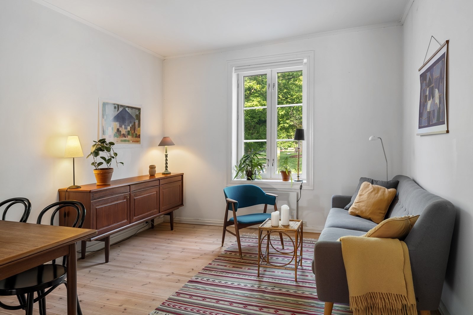 I stuen er det plass til sofa, tv-bord og spisebord Galleribilde