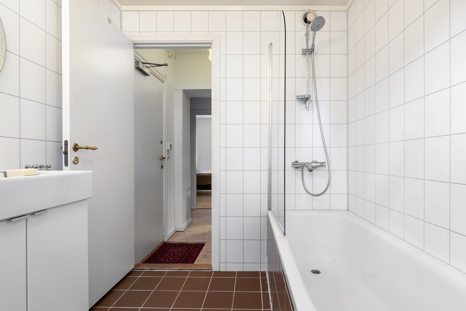 Bad med badekar og dusj Galleribilde