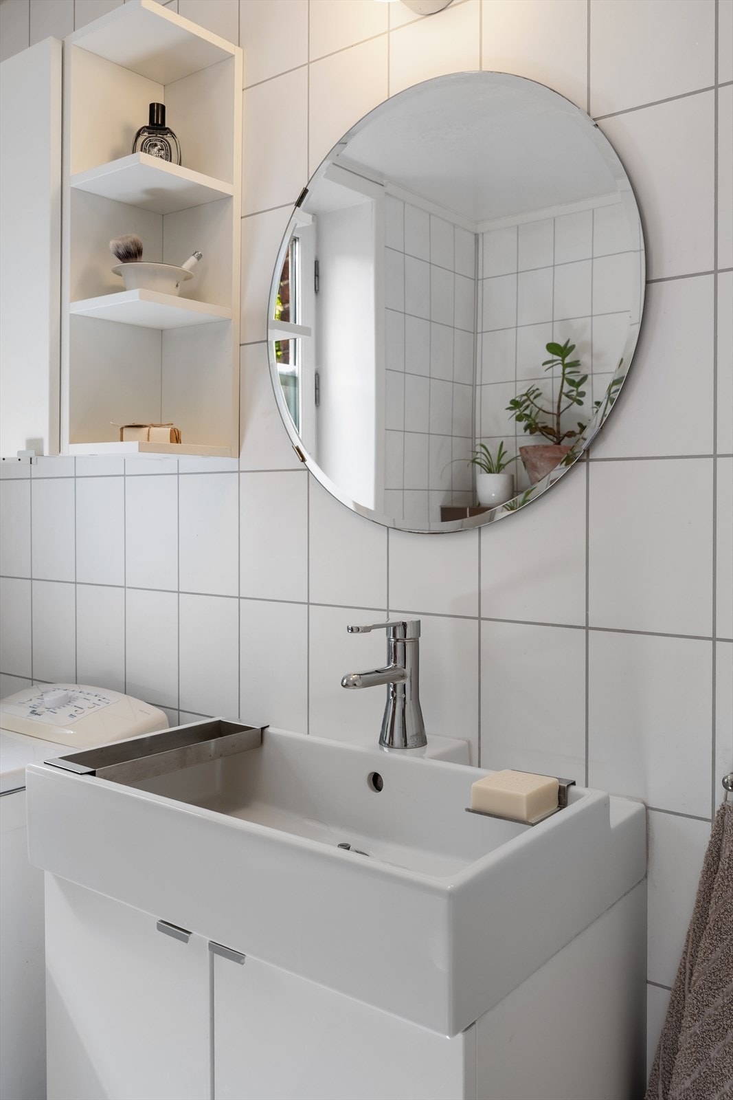 Bad med lyse fliser på vegg og mørke på gulv Galleribilde