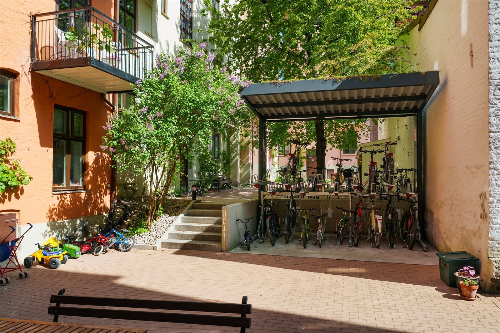 Felles sykkelparkering i bakgården Galleribilde