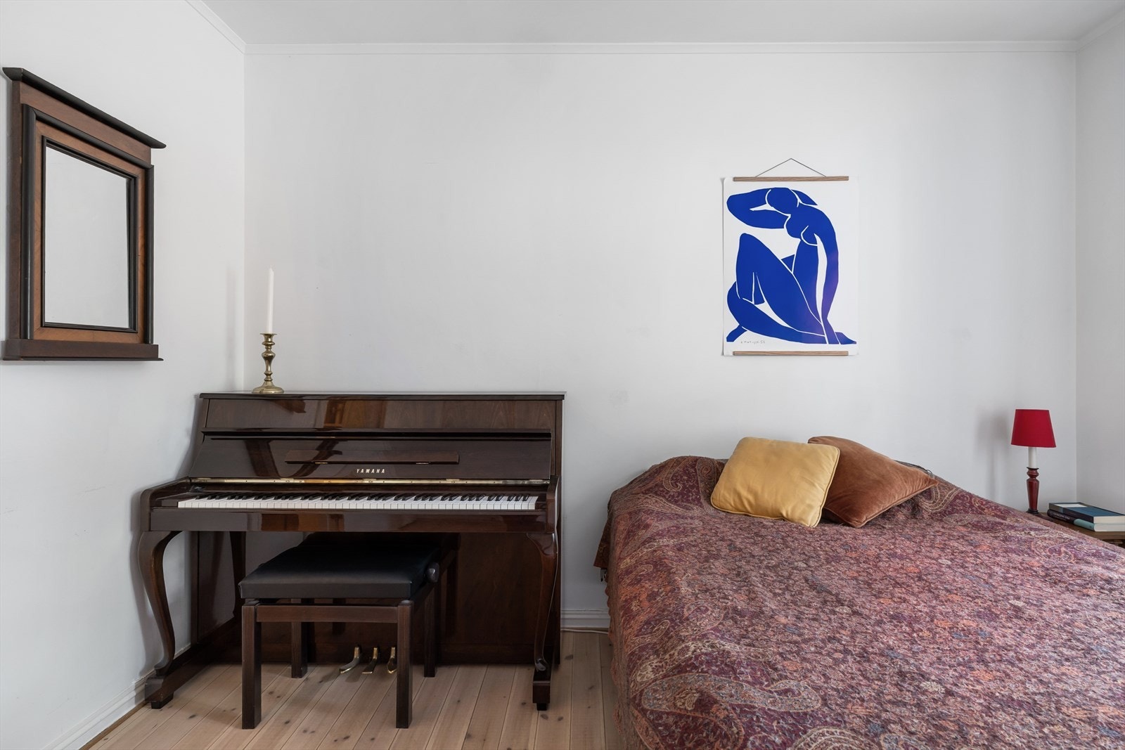 Soverom med plass til seng og kontorpult Galleribilde