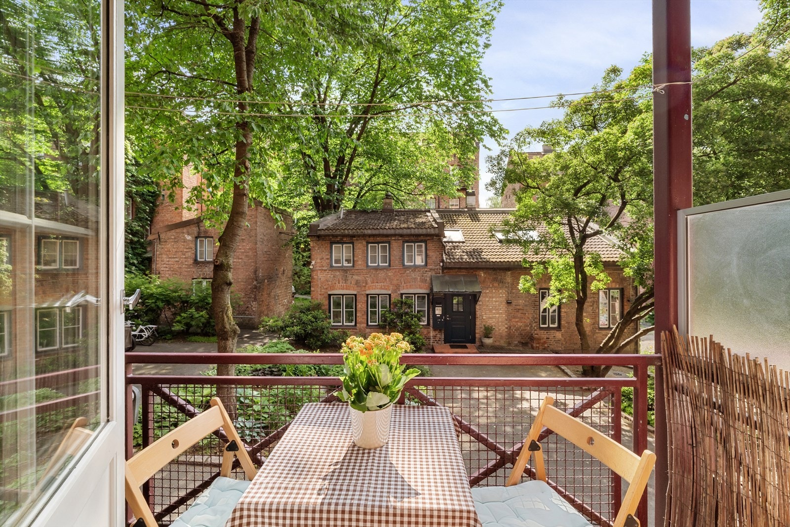 Idyllisk balkong mot hyggelig bakgård Galleribilde