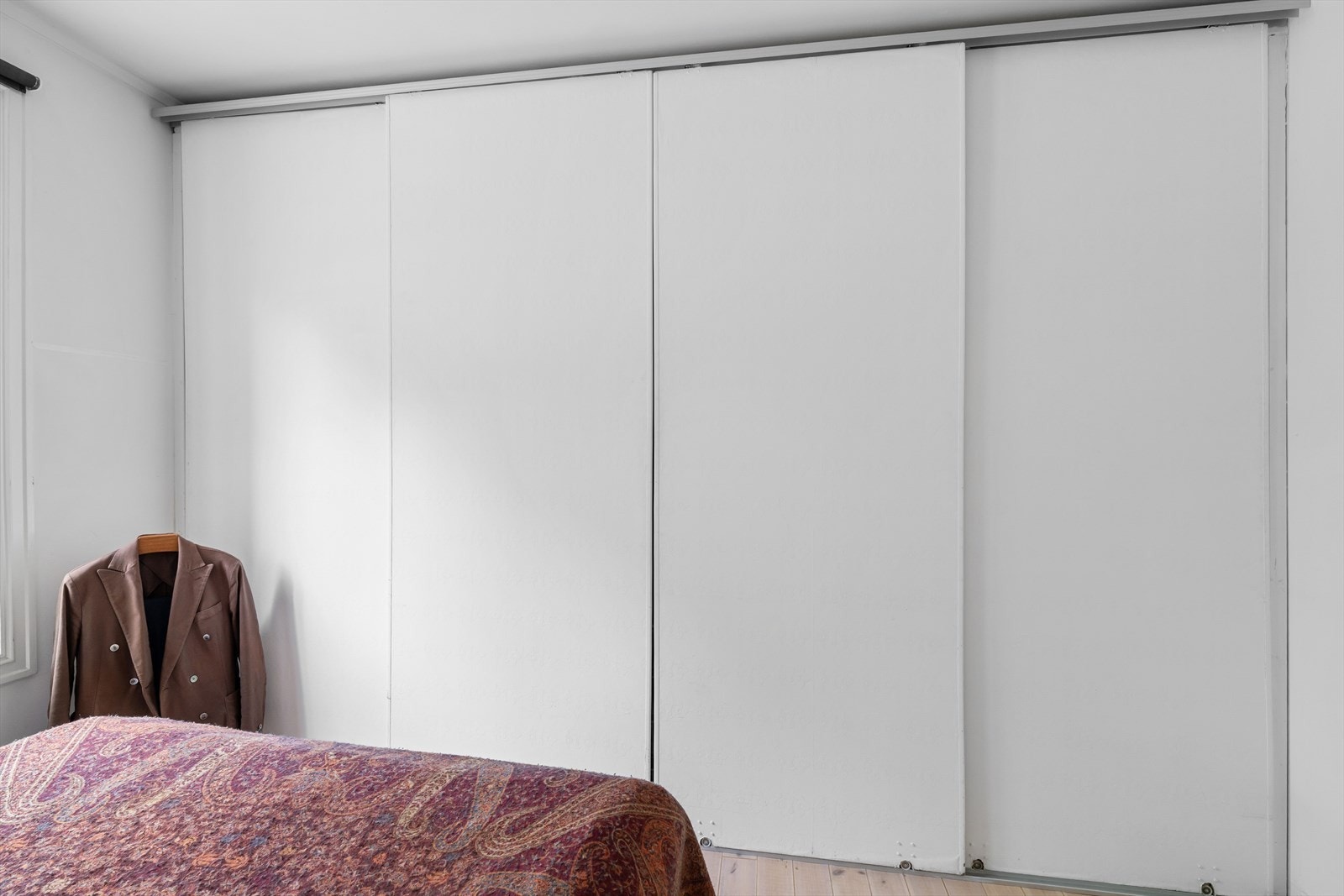 Stor skyvedørsgarderobe på soverommet Galleribilde