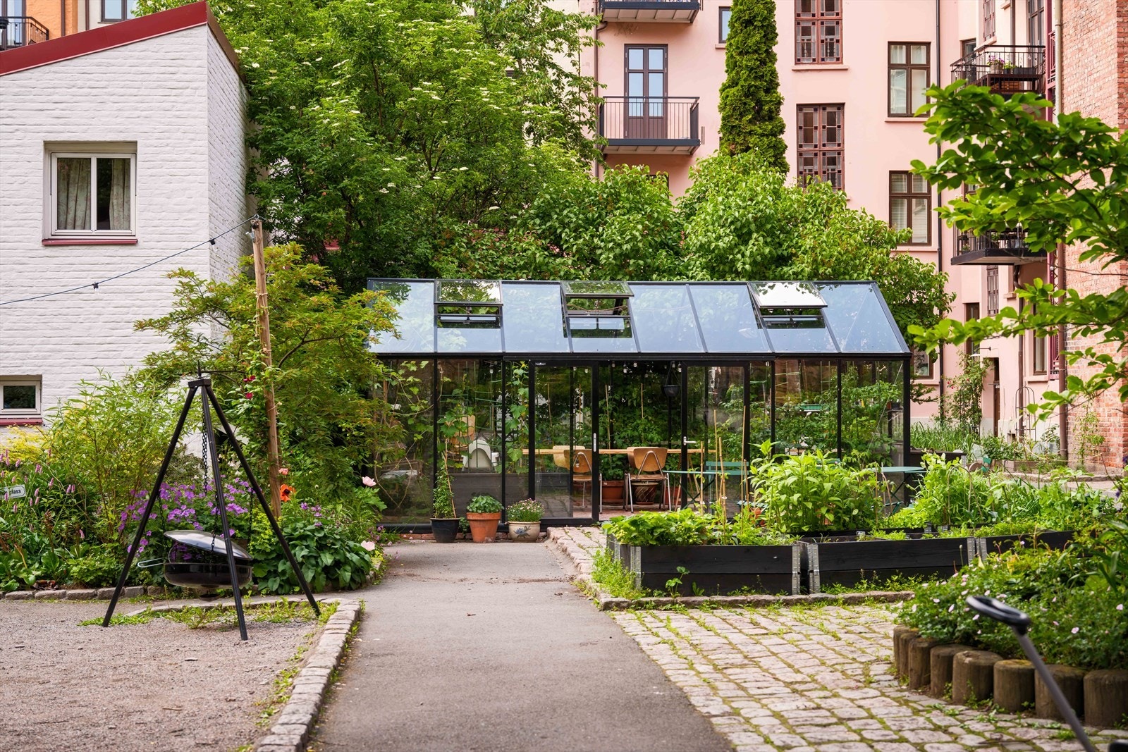 Bakgården er virkelig en sentral del av det å bo her, og må oppleves Galleribilde