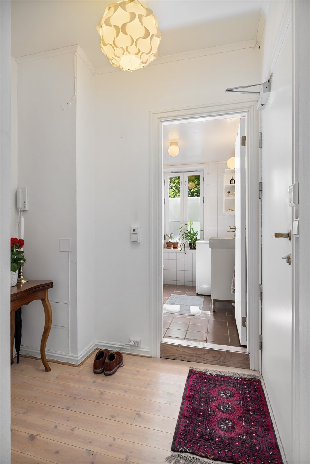 Innbydende entré med inngang til bad Galleribilde