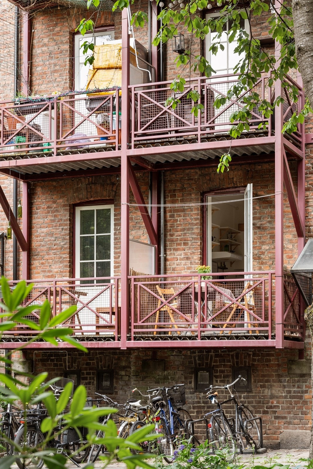 Leiligheten ligger i en høy 1. etasje og det er utgang til balkong fra kjøkkenet Galleribilde