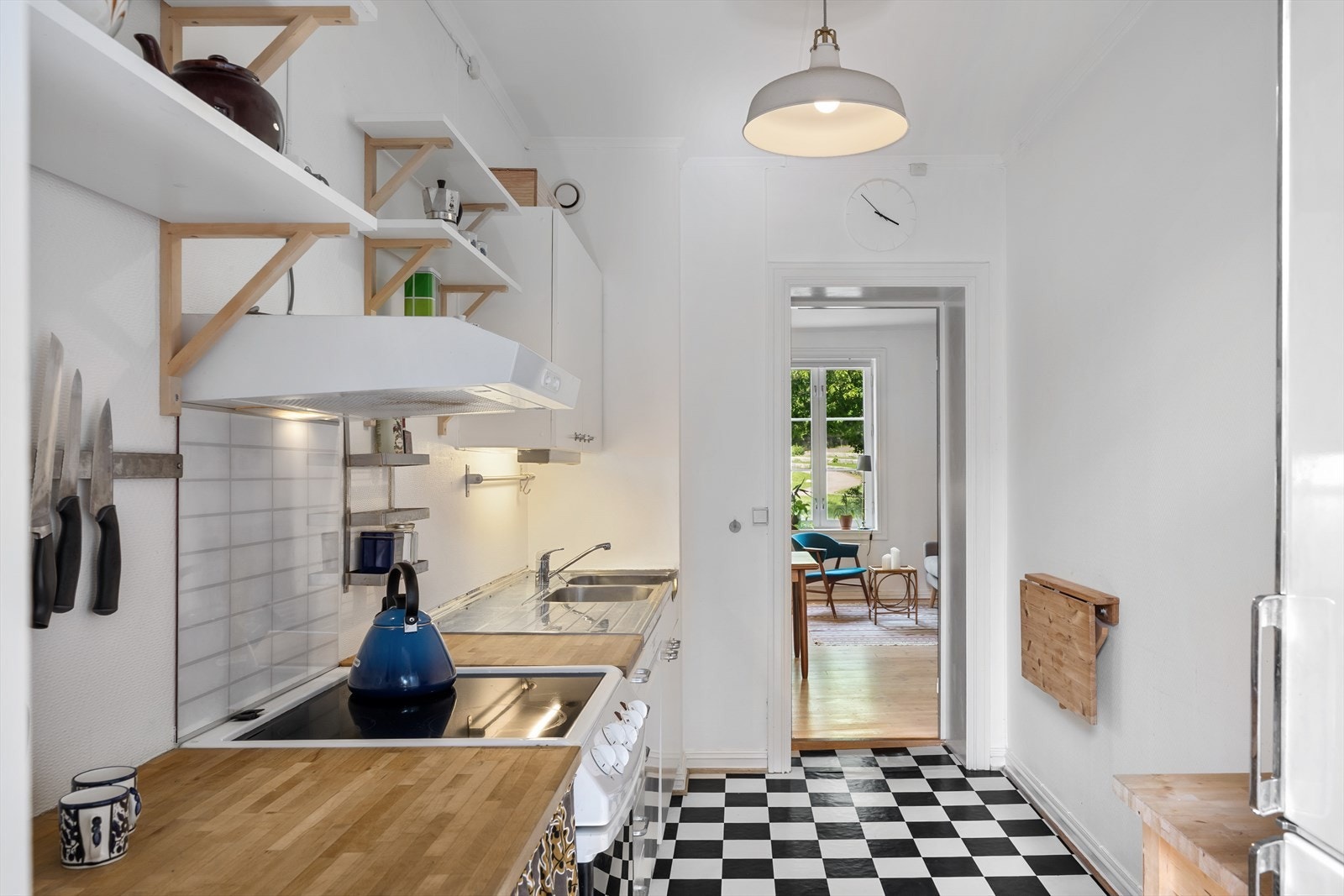 Leiligheten oppleves lys med gjennomgående lys Galleribilde