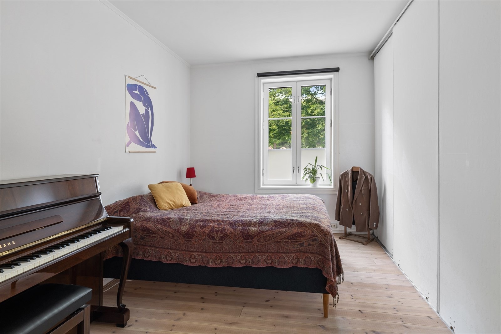 Stort soverom med plass til seng og medfølgende skyvedørsgarderobe Galleribilde