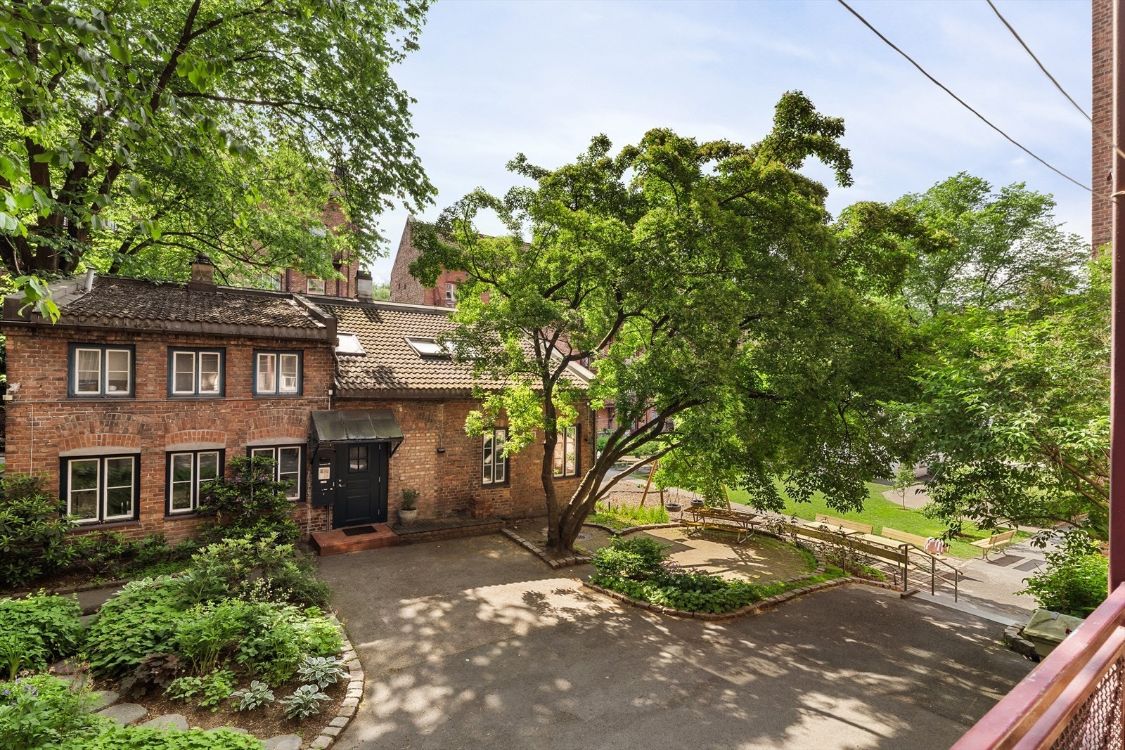 Balkongen opplevelse som solrik og skjermet Galleribilde