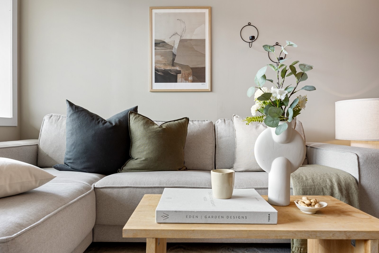 Overflatene i leiligheten består av slette malte vegger og gulv, samt et moderne og lunt lamintagulv. Galleribilde