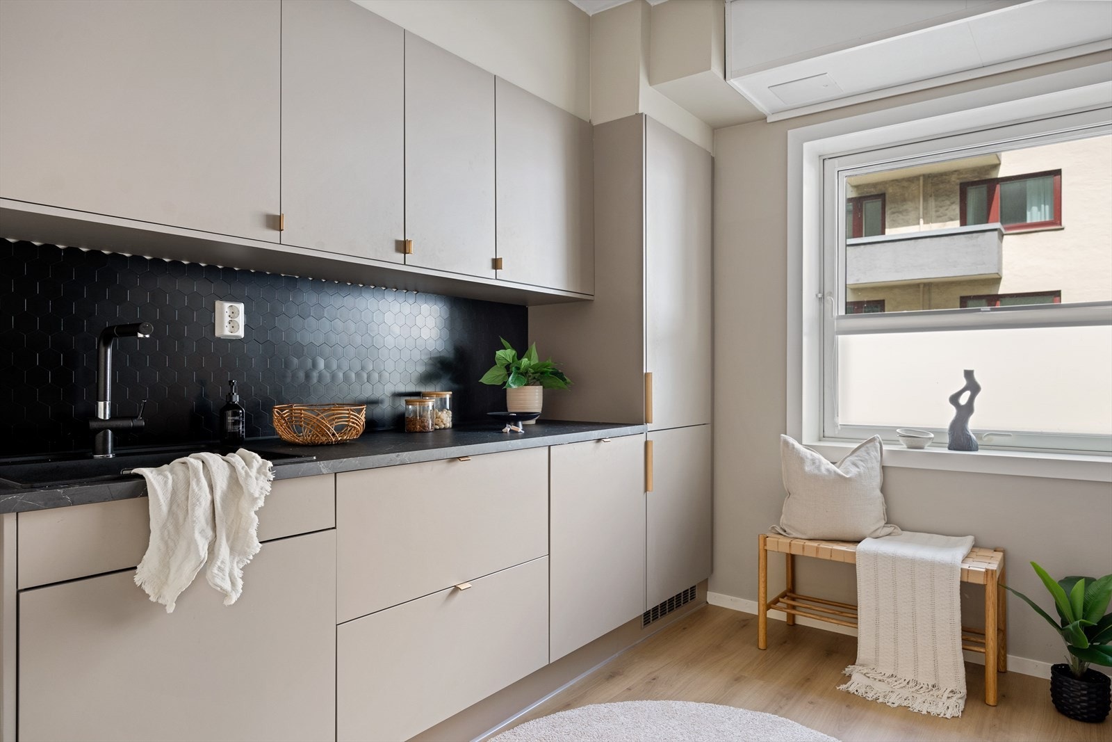 Kjøkkenet er godt utstyrt med integrerte hvitevarer, som oppvaskmaskin, kjøle- og fryseskap, ovn, platetopp, og mikrobølgeovn. Galleribilde