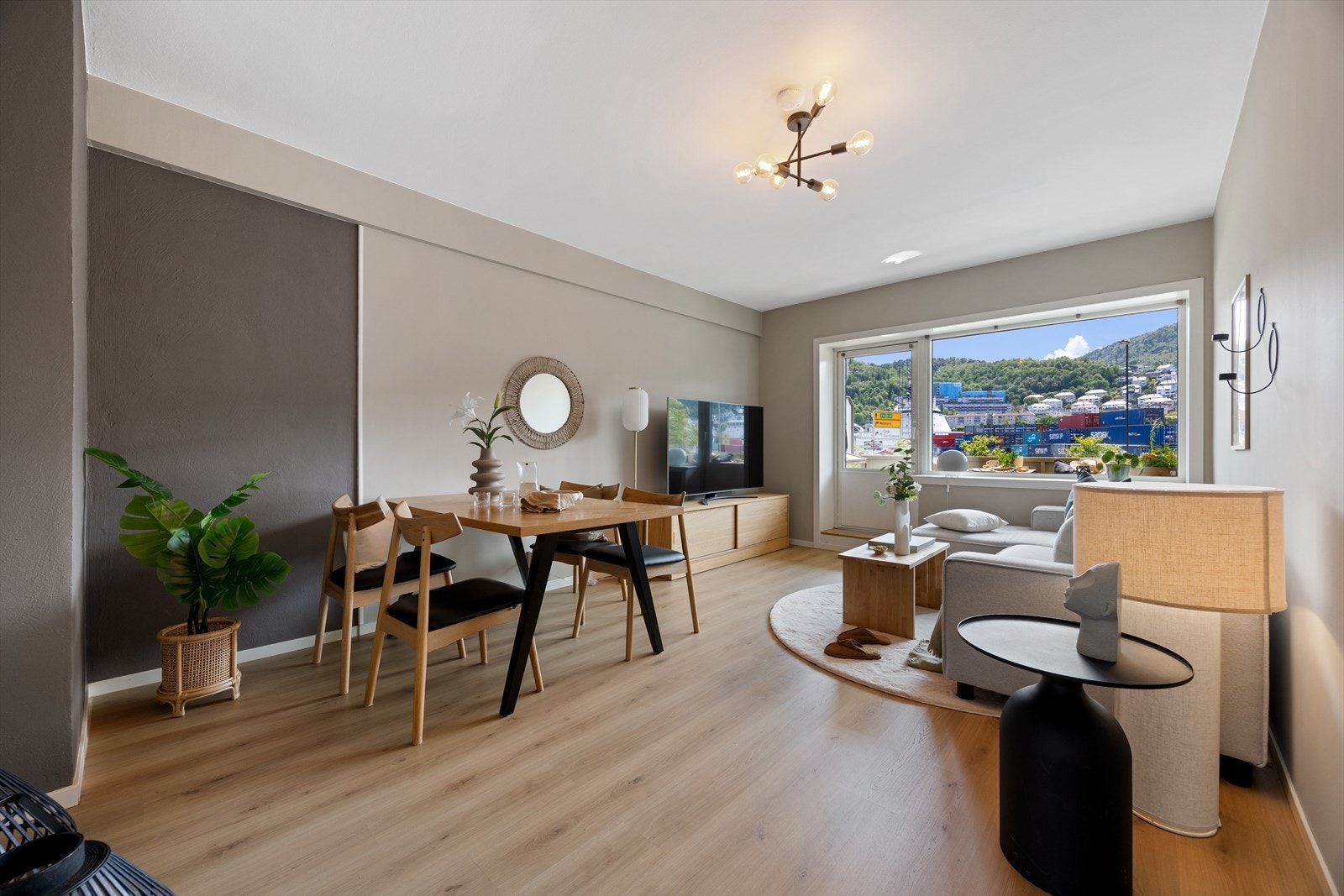 Stuen er lys og romslig med god plass til både sofagruppe og spisebord. Galleribilde