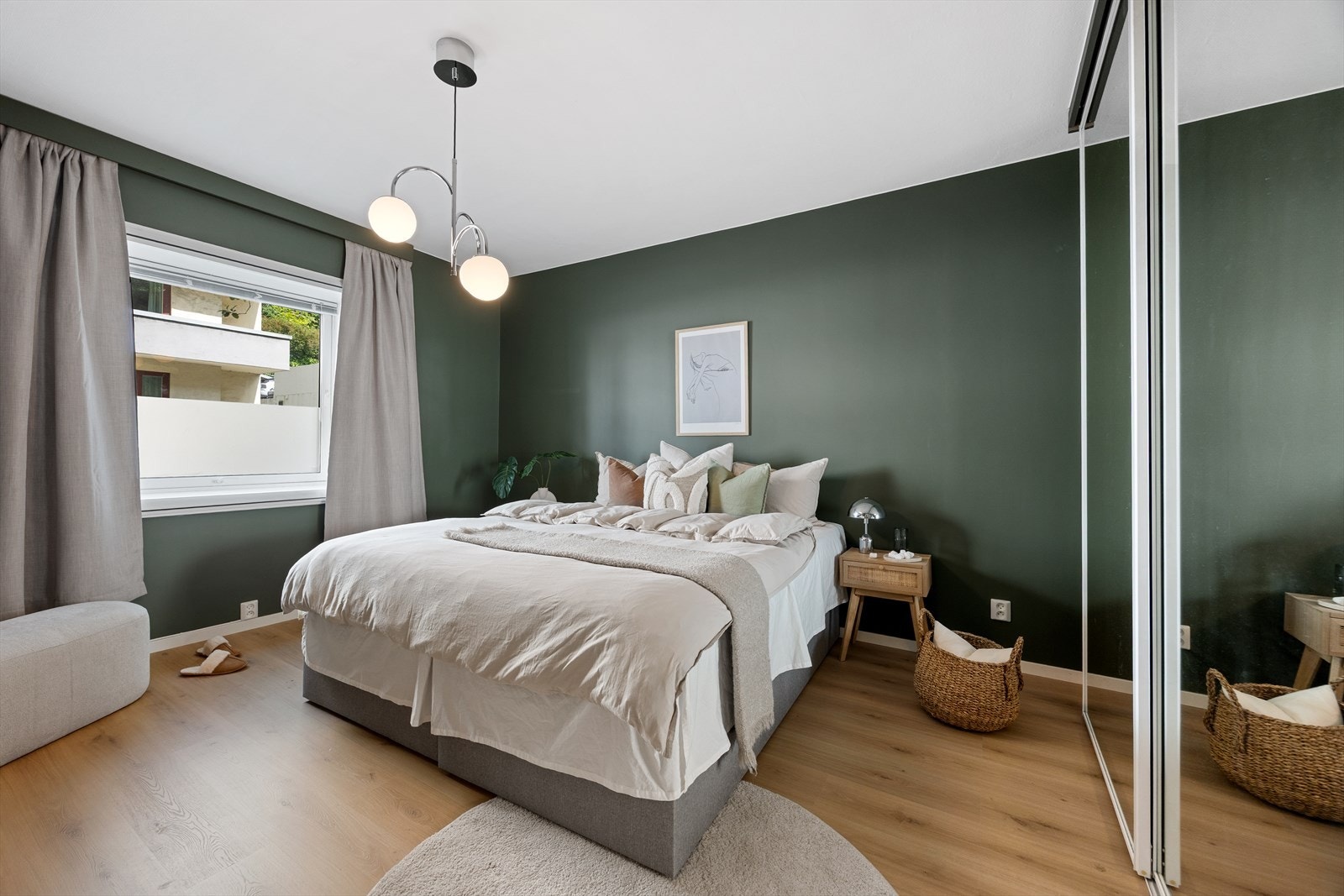 Leilighetens soverom er også svært romslig og måler over 16m2. Rommet er innredet med en stor skyvedørsgarderobe. Galleribilde