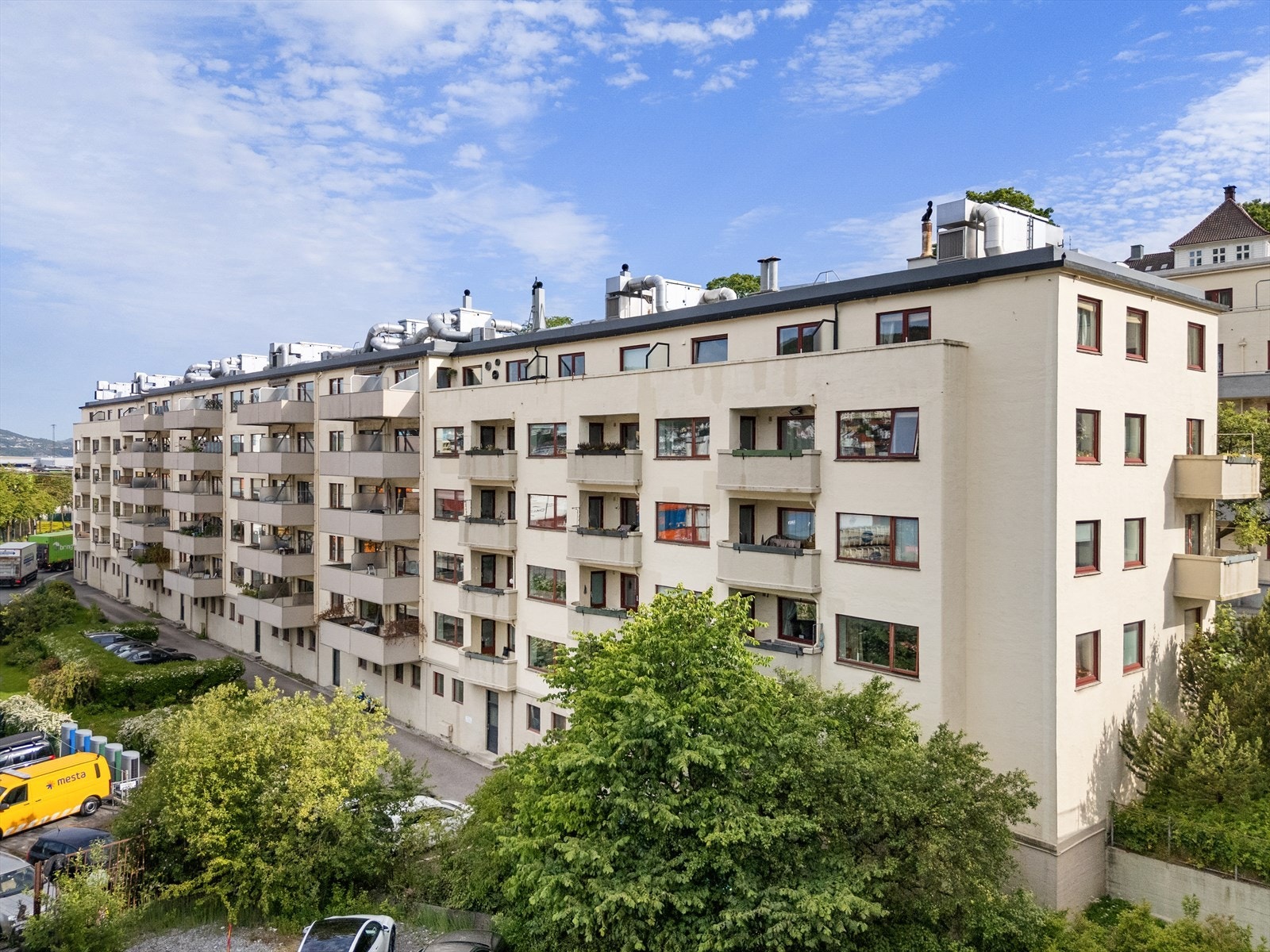 Leiligheten har en svært sentrumsnær og attraktiv beliggenhet med gangavstand til alt byen har å by på, og gode kollektivforbindelser til alle bydeler. Galleribilde