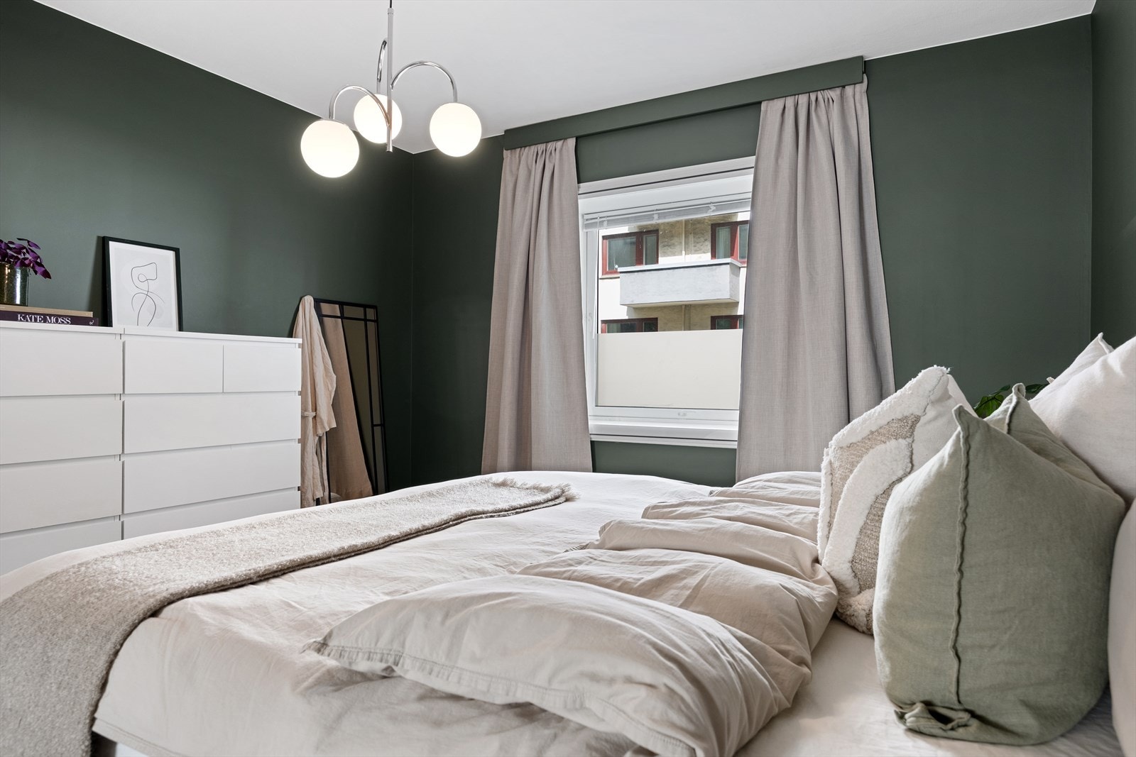 Her er det god plass til både dobbelseng og det en måtte ønske av annen møblering. Galleribilde