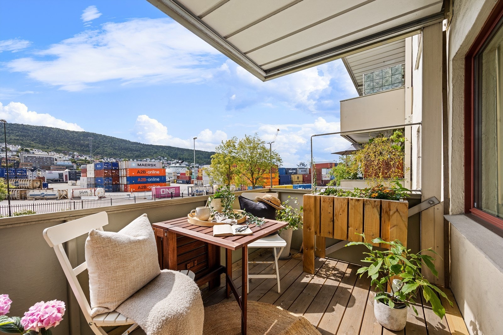 Balkongen er romslig med plass til det en måtte ønske av utemøbler. Galleribilde