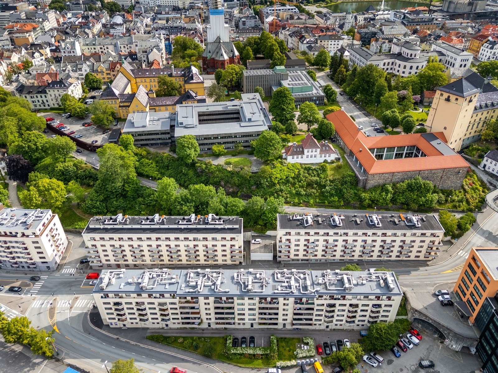 Fra leiligheten er det gangavstand til alt man trenger i hverdagen. Galleribilde