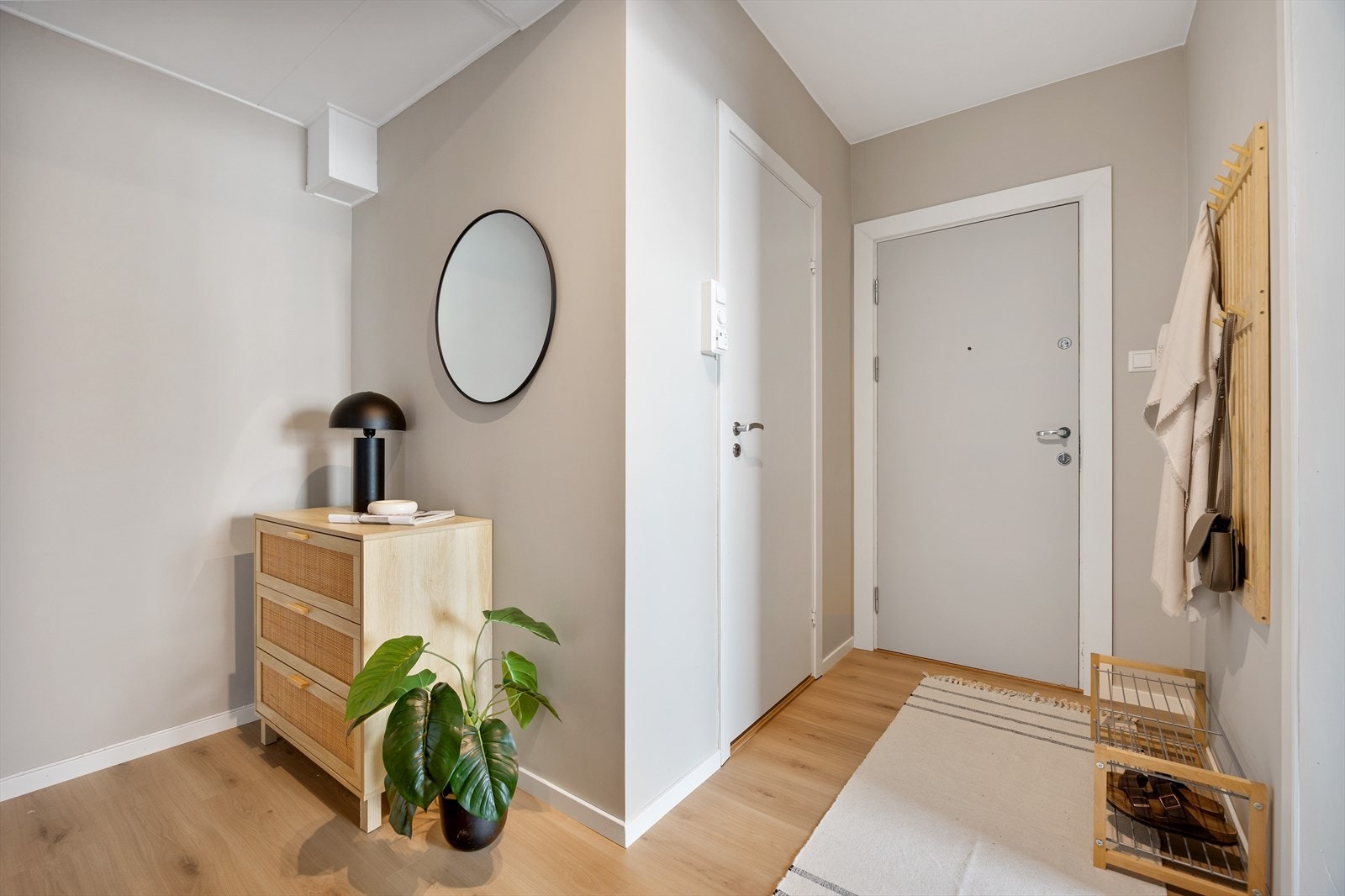 Leiligheten har en lys og innbydende entré som tar deg til alle rom i leiligheten. Galleribilde