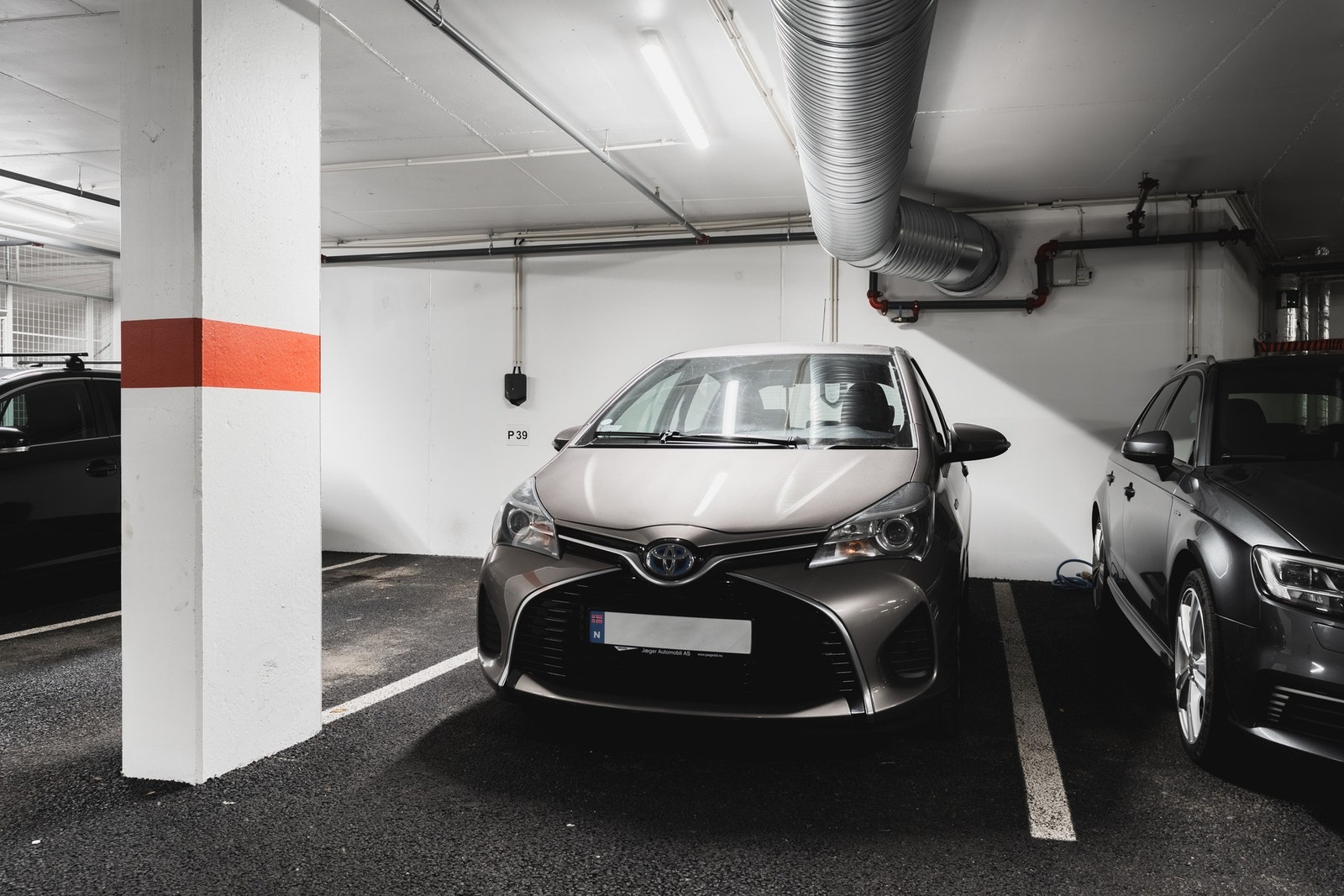 Det medfølger fast parkering med muligheter for elbil-lader. Galleribilde