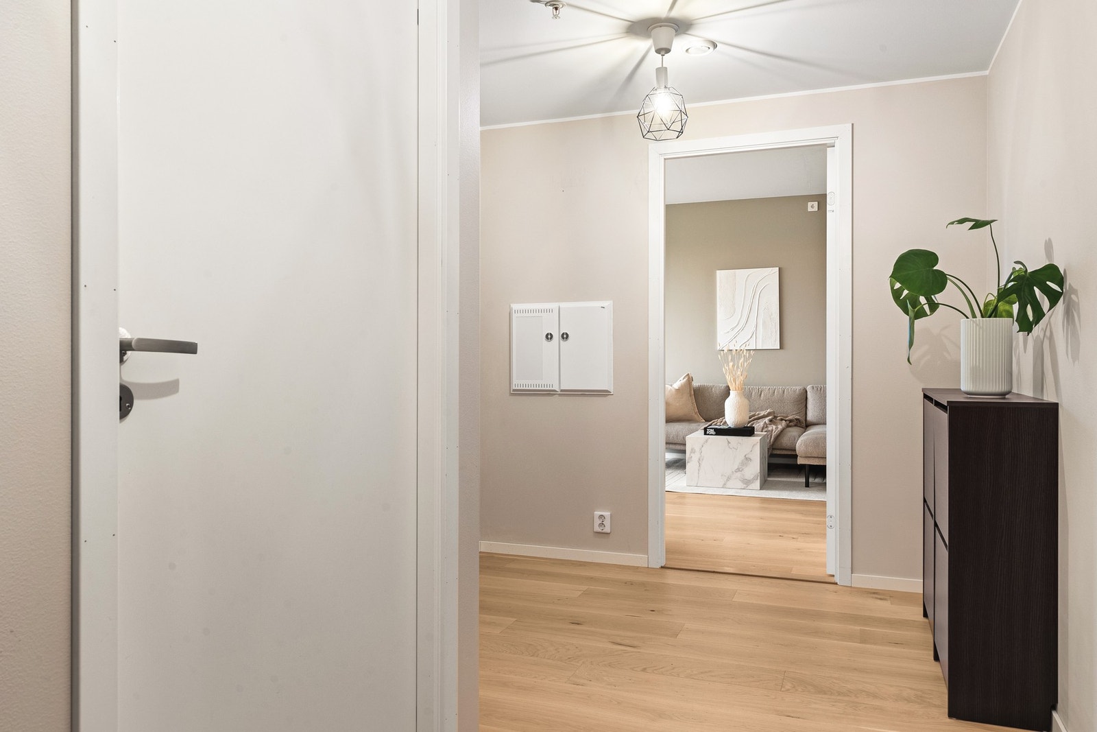 Her er det rikelig med plass til oppbevaring av sko, yttertøy og annet i tilpassede løsninger - et praktisk og innbydende førsteinntrykk. Galleribilde