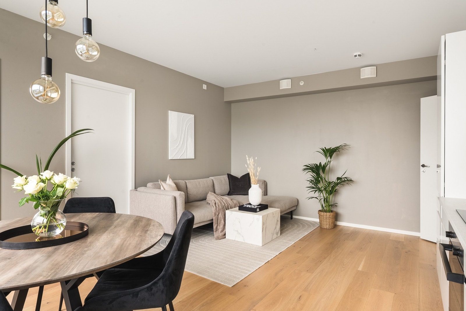 Stuens størrelse gjør at du enkelt kan innrede både med spisebord og sofagruppe. Galleribilde