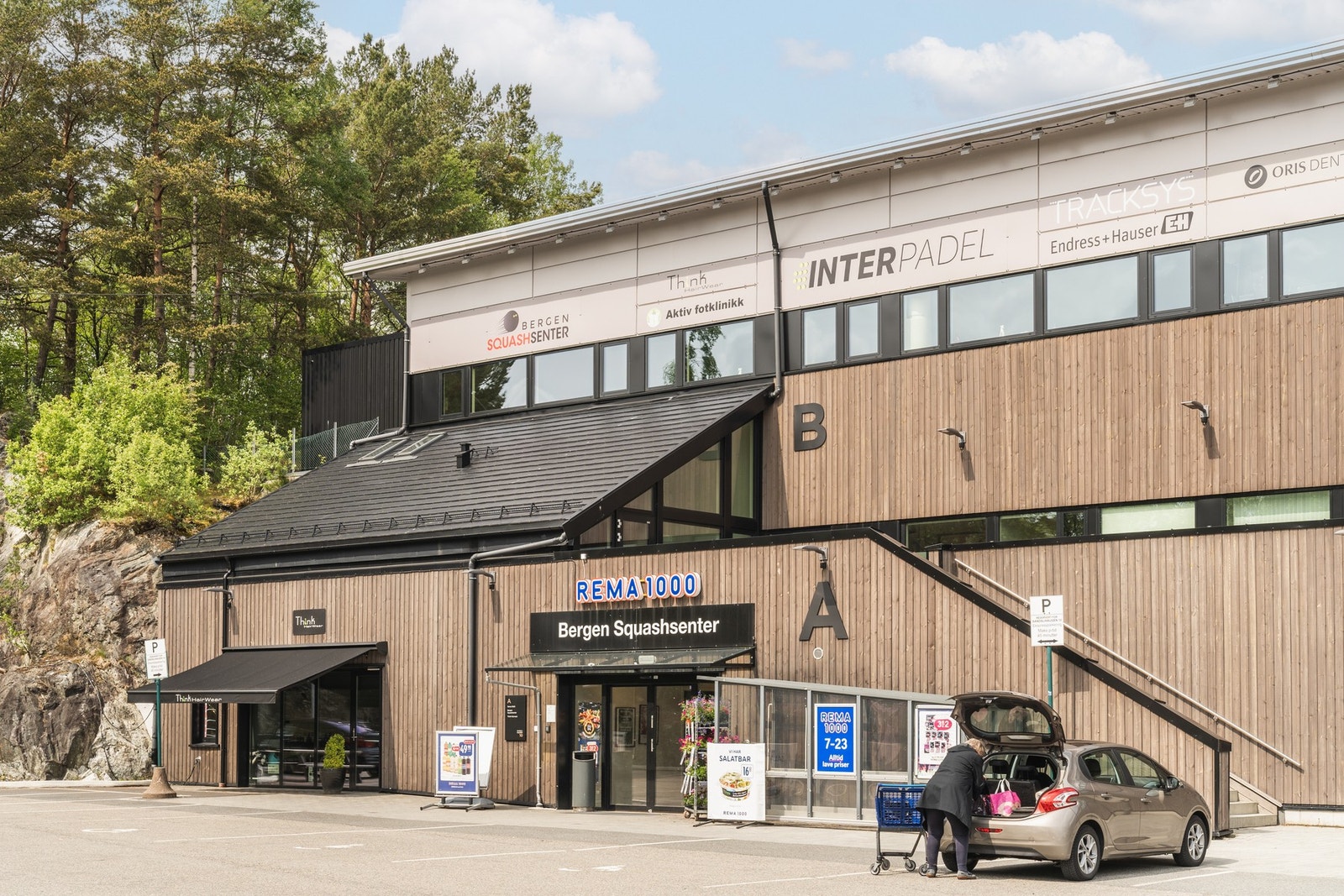 Rema 1000 Sandsli er 10-15 minutters gange unna. Galleribilde
